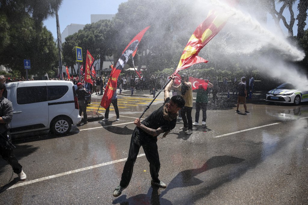 Водни оръдия и арести на протест на турската опозиция в Измир