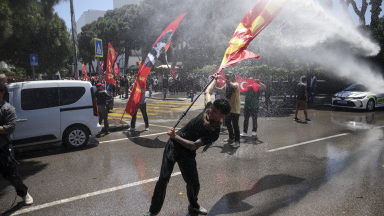 Водни оръдия и арести на протест на турската опозиция в Измир