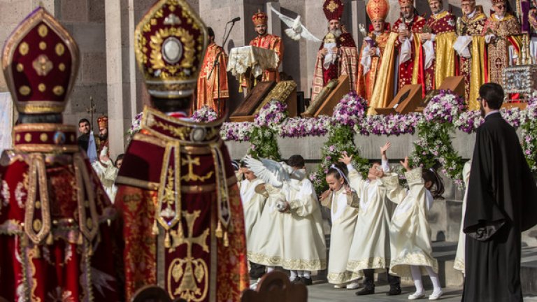 Деца освобождават птици в Арменската Апостолическа Църква във връзка със церемонията за 100-годишнината от арменския геноцид, 23 април, 2015, във Вагаршапат, Армения