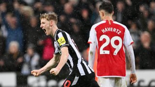 Нюкасъл нанесе първа загуба на Арсенал и остави Сити на върха