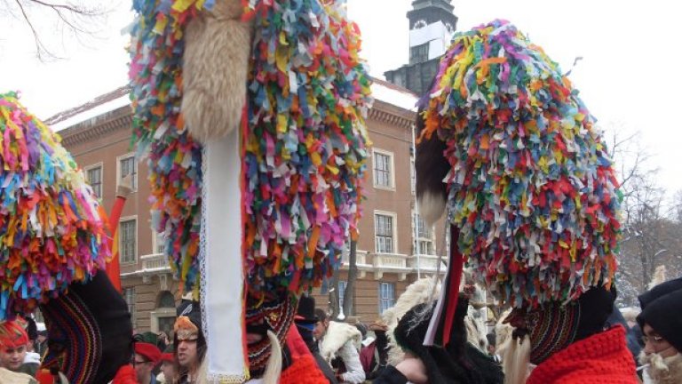 Маски, вино и кебапчета