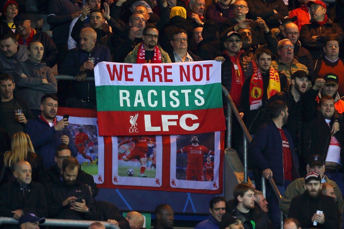 Български фенове на Ливърпул вдигнаха знаме в агитката на английския гранд в Белгия, за да защитят страната ни от вълната обвинения в расизъм.