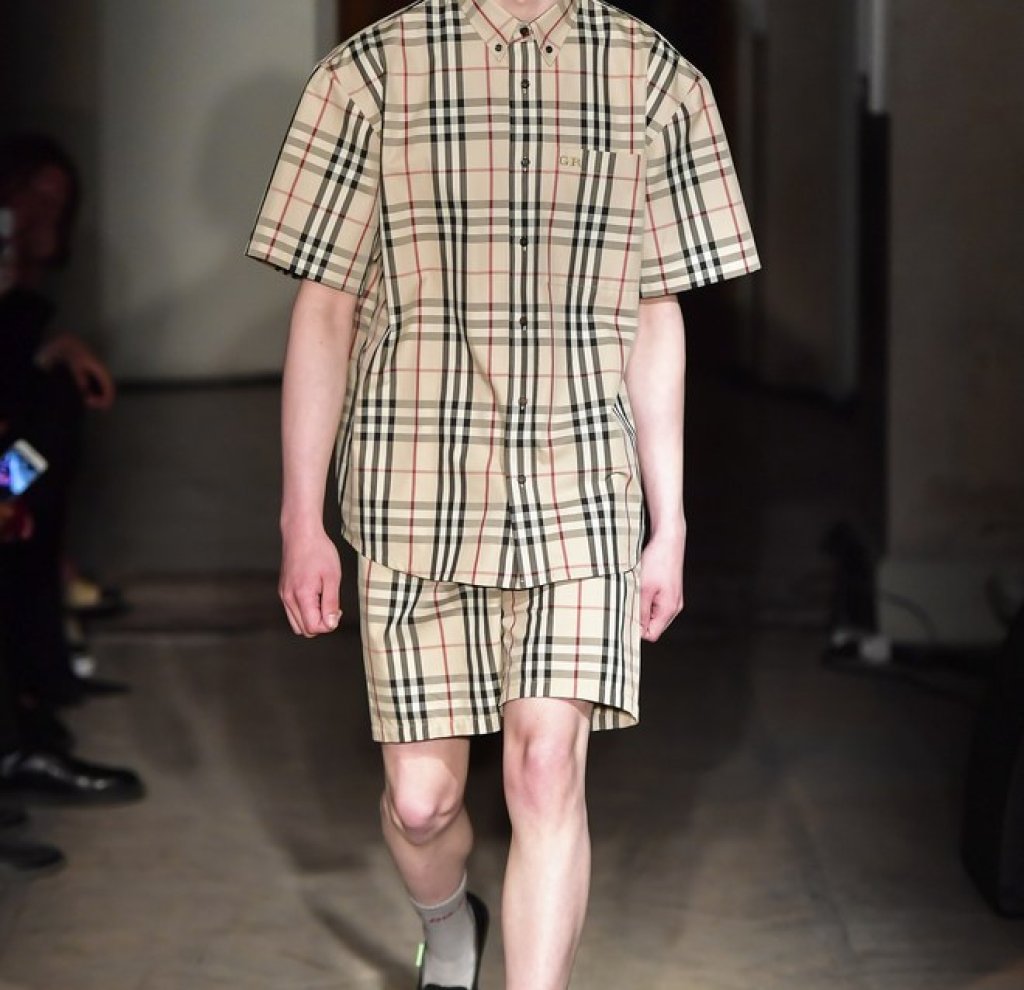 Gosha Rubchinskiy x Burberry
Руският иноватор остави своя почерк в есенната мъжка колекция на легендарната английска къща Burberry. Сега името на руснака се спряга като новия творчески директор на Burberry, след като сегашният такъв напуска.