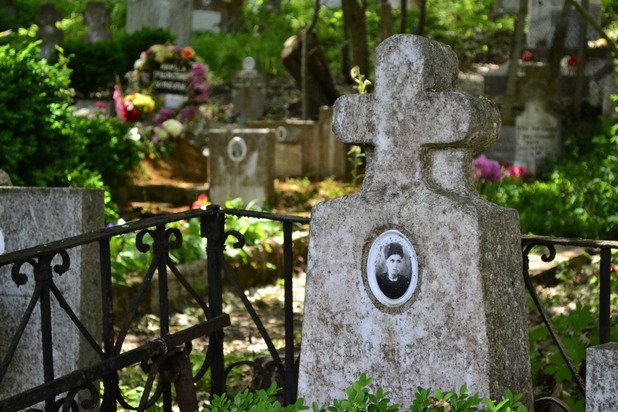 В гробището на Граматиково топлите цветове преобладават над студените краски на смъртта (Галерия)