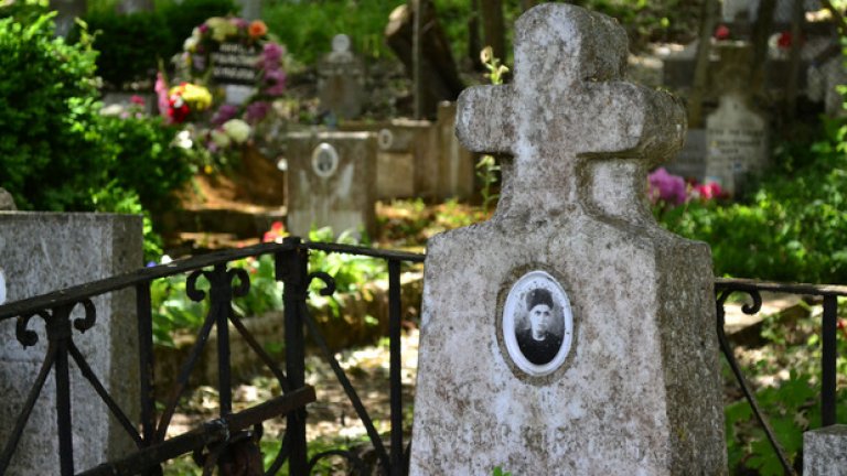 В гробището на Граматиково топлите цветове преобладават над студените краски на смъртта (Галерия)