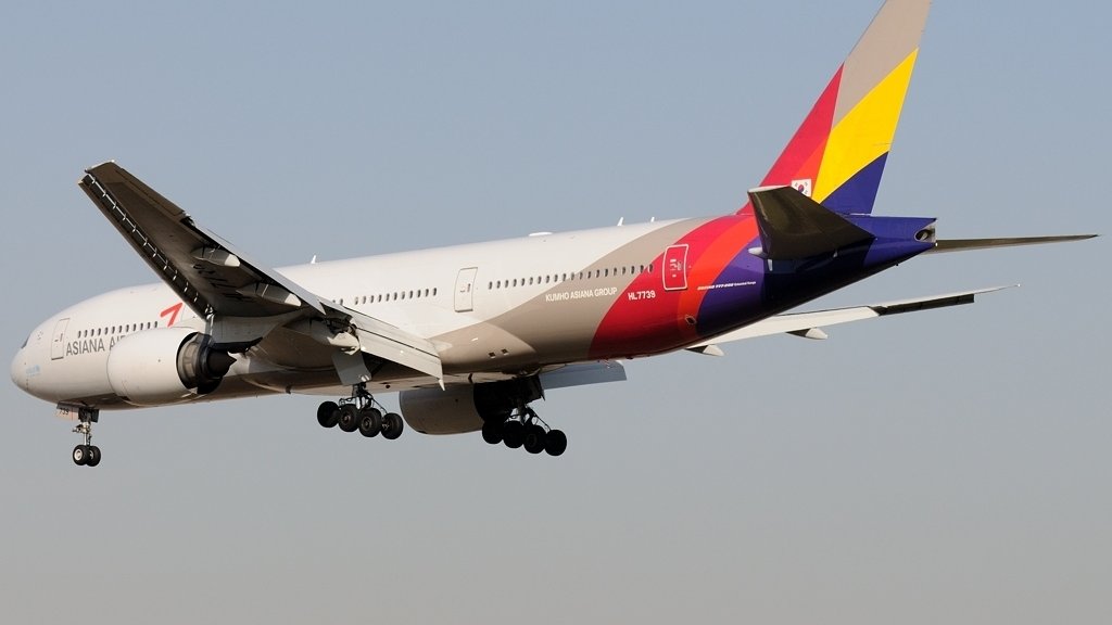 Boeing_777-28E(ER),_Asiana_Airlines_JP7538758