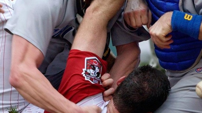 2003 г. Не ядосвайте Фарнсуърт.
Пол Уилсън каза нещо на лошото момче на Чикаго Къбс Кайл Фансуърт и това преля чашата. Якичкият питчър атакува, свали съперника на земята и го засипа с удари. Докато се намесят останалите, Уилсън беше видимо разфокусиран от серията в стил "Холифийлд".