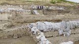 Торсът най-вероятно принадлежи на статуя на Аполон или Дионис