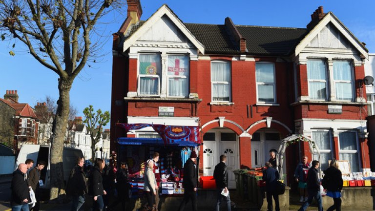 10. Уест Хем - средно класиране за 50 сезона: 15,2 място. Един скромен лондонски клуб, който обаче дълги години опитваше да се бори с големите - играчи като Тревър Брукинг, Клайв Алън не се даваха и наследиха поколението на Боби Мур и Джеф Хърст от 60-те. Тимът никога не е завършвал по-високо от трето място, но... ето, че е в топ 10 по средни класирания.
Настояща позиция: 10-о място.