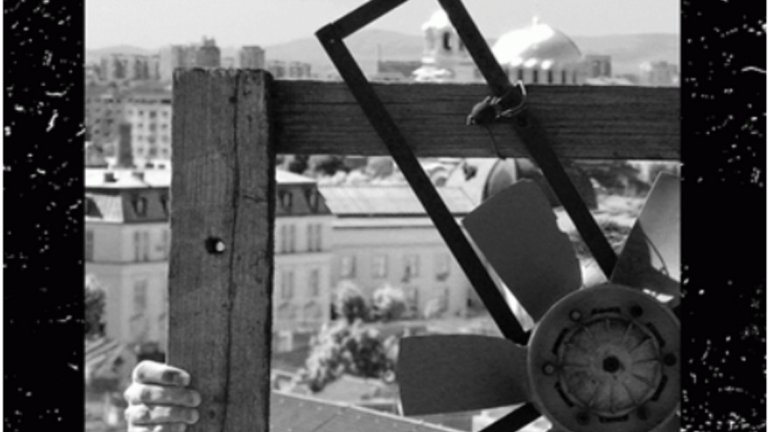 Снимката на корицата е дело на Мирослав Веселинов.