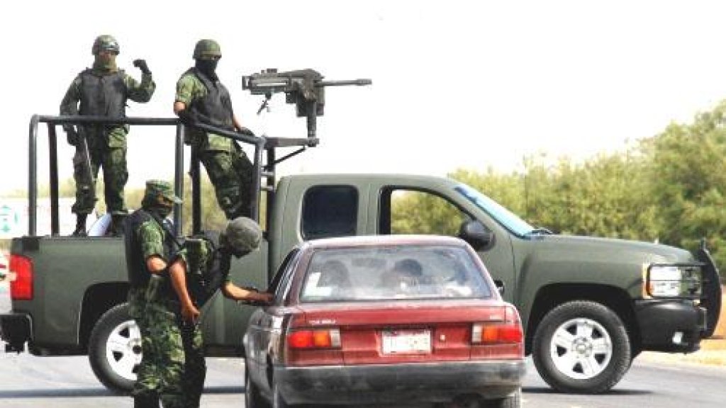 Mexican_troops_operating_at_a_random_checkpoint_2009