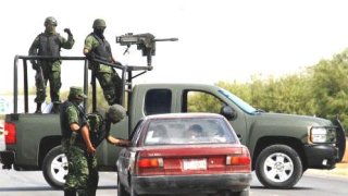 Mexican_troops_operating_at_a_random_checkpoint_2009