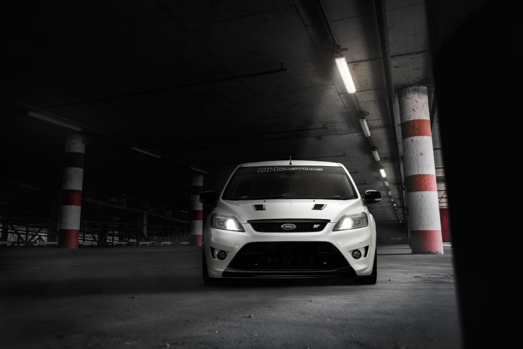 Ford Focus ST
Онези, които обожават подвижността и скоростта на Ford Focus RS, но не могат да си го позволят, могат да се пробват с Focus ST. Той не достига висините на "куулнес" на своя RS братовчед, но определено е сред доста атрактивните четириврати хечбеци. Носи секси двулитров двигател и 252 коня, готови да ви отнесат от София до Созопол за нула време. Стига от 0 до 60 км/ч за 6,3 секунди, което, трябва да признаем, не е за подценяване.