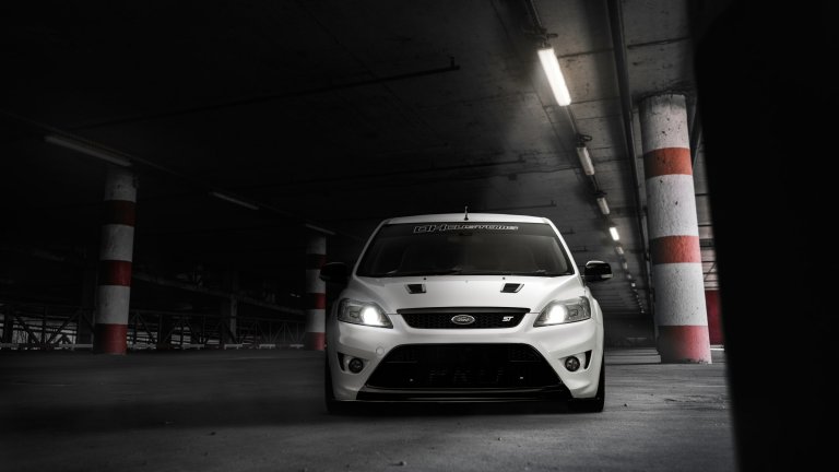 Ford Focus ST
Онези, които обожават подвижността и скоростта на Ford Focus RS, но не могат да си го позволят, могат да се пробват с Focus ST. Той не достига висините на "куулнес" на своя RS братовчед, но определено е сред доста атрактивните четириврати хечбеци. Носи секси двулитров двигател и 252 коня, готови да ви отнесат от София до Созопол за нула време. Стига от 0 до 60 км/ч за 6,3 секунди, което, трябва да признаем, не е за подценяване.