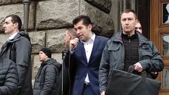Кирил Петков пред протестиращите (Видео)