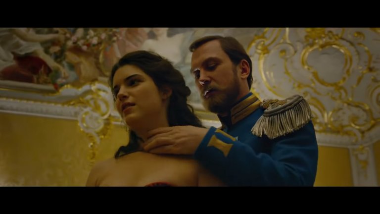 Матилда (16 февруари)
През този месец се очаква премиерата и на още едно скандално заглавие, този път идващо от Русия. "Матилда" разказва за тригодишната връзка на цар Николай II с балерината Матилда Кшесинская - романс, който се развива преди неговия брак и коронацията му. Филмът обаче породи скандал в Русия, особено в църковните среди, тъй като Николай и семейството му са канонизирани като светци през 2000 г. Екстремистки религиозни групи дори призоваха за палене на руските кина, в които той се излъчва.