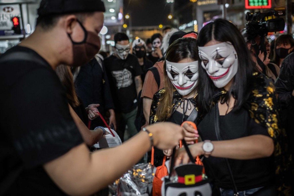 Как протестите в Хонконг приеха Жокера за свой духовен символ
