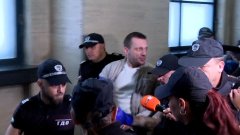 Анастасиос Михаилидис живеел там от 4 месеца (на снимката: д-р Хасърджиев на влизане в залата)