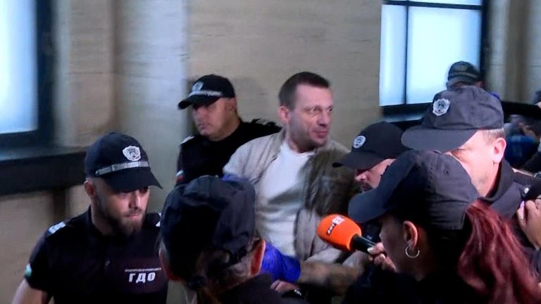 Анастасиос Михаилидис живеел там от 4 месеца (на снимката: д-р Хасърджиев на влизане в залата)