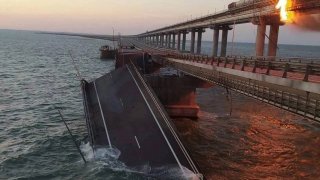 Част от Кримския мост се срути след експлозията
