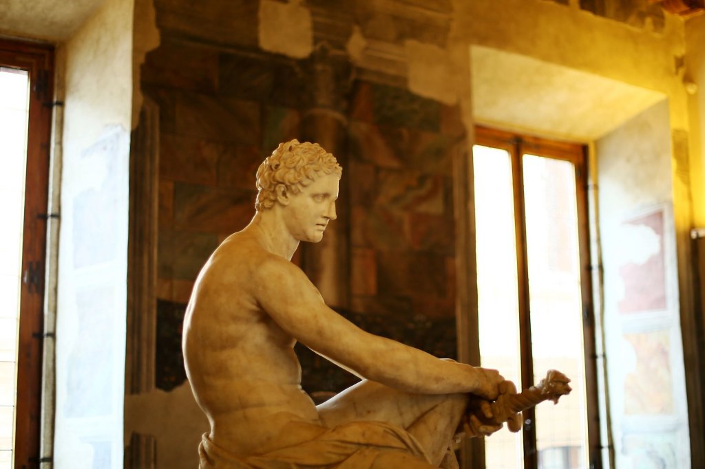 Palazzo Altemps
Дворецът Алтемпс е и музей и се намира близо до площад „Навона“. Това е имение от XV век и векове наред е било притежание на фамилията Алтемпс. Днес е реставрирано във вида си от XVI век и представя колекция от гръцки и римски статуи, принадлежали някога на аристократичните фамилии на Рим.
Отвън сградата изглежда семпла и леко безинтересна, но това е привидно. Вътрешният двор е пълен с мраморни статуи, а стаите са богато украсени с мозайки и фрески.