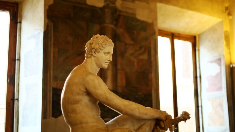 Palazzo Altemps
Дворецът Алтемпс е и музей и се намира близо до площад „Навона“. Това е имение от XV век и векове наред е било притежание на фамилията Алтемпс. Днес е реставрирано във вида си от XVI век и представя колекция от гръцки и римски статуи, принадлежали някога на аристократичните фамилии на Рим.
Отвън сградата изглежда семпла и леко безинтересна, но това е привидно. Вътрешният двор е пълен с мраморни статуи, а стаите са богато украсени с мозайки и фрески.