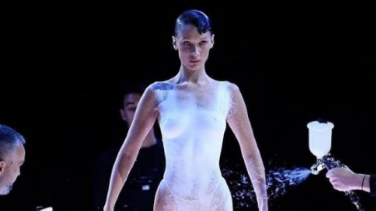 Спрей роклята на Бела Хадид>br>
Сред най-гръмките моменти от Седмицата на модата в Париж се нареди и създаването на рокля пред очите на публиката. И то не защото хората не са виждали рокля досега, а защото патентованата технология на френската марка Coperni е единствена по рода си.
При закриването на шоуто си Coperni демонстрираха техниката на живо, като използваха модела Бела Хадид, която излезе на подиума само по бельо. Хадид беше напръскана със спрей, напомнящ с вида си на мъглива течност, които за около 10 минути се втвърди и се трансформира в плат, който мигновено може да се носи.  
Създадената от дизайнерите рокля беше без шевове и подгъв, а материята приличаше на гладко трико, което се движеше с лекотата на тениска.