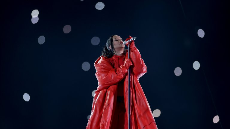 Певицата Риана по време на изпълнението си за полувремето на финала на Супербоул между "Канзас Сити Чийфс" и "Филаделфия Ийгълс" на Стейт фарм стейдиъм в Глендейл, Аризона.
Дата: 12 февруари 2023 г.