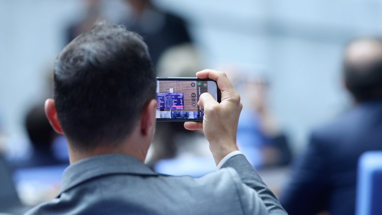 Парламентарните дебати са истинска мъка за гледане, в която ти иде да замериш телевизора с нещо