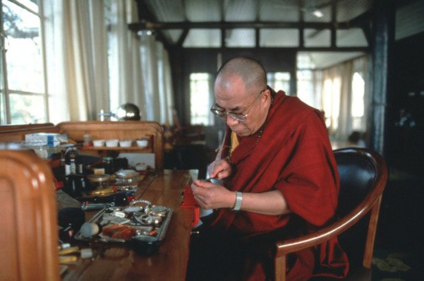 Хобито на Далай Лама е да поправя часовници. Твърди се, че духовният водач има общо 15 Rolex-а в колекцията си