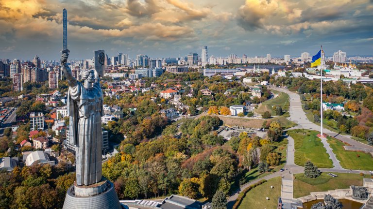 Паметникът на родината

Статуята от стомана на жена с меч и щит е огромен символ на Киев – в буквален и преносен смисъл. Монументът се издига на цели 102 метра, тежи 450 тона и се вижда от далеч. Тя е по-висока дори от Статуята на свободата. Намира се в Парка на свободата, на брега на Днепър, и е част от Музея на Втората световна война.