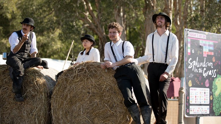 Менонитите водят скромен и благочестив начин на живот, отхвърлящ голяма част от достиженията на модерната цивилизация