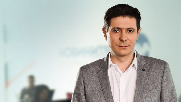 Едва ли празният стол на Анна Цолова щеше да се превърне в слабото място на "Здравей, България", ако медията беше реагирала с достойнство още при първата порция атаки срещу водещите, сготвена от евродепутата Николай Бареков.Още тогава беше ясно, че многозначителното мълчание само ще провокира нова доза наглост и агресия срещу журналистите. Меко казано, закъсня прозрението на Нова ТВ, че подмяната на отговорите с обидни квалификации срещу питащия е нещо недопустимо.