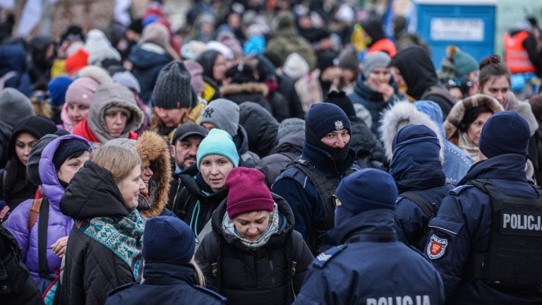 Жителите на Киев и Чернигов обаче могат да се насочат само към руска или беларуска територия (на снимката: украински бежанци пристигат в Полша)
