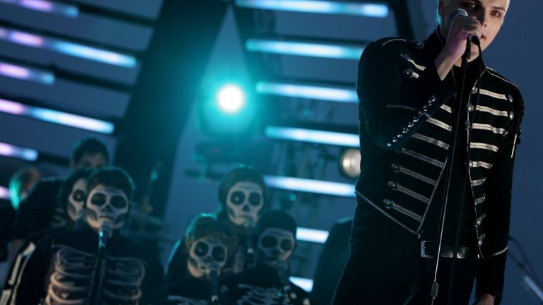 My Chemical Romance
След скорошните новини за събирането им, много хора по света си припомнят песните и клиповете на My Chemical Romance. Ясно е, че ако се стигне до нов албум, той ще бъде придружен и с нова визия. От вампирските нюанси във визията им за първите им записи, до полувоенните якета за The Black Parade (2006) и вид, сякаш излязъл от някой филм за Лудия Макс, за Danger Days: The True Lives of The Fabulous Killjoys (2010), Мy Chemical Romance винаги гледат на образа си изключително сериозно, а с това вдъхновиха и цяло поколение банди, които наблегнаха повече на изкуството, което обгражда музиката им.