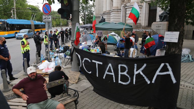 След премахването на блокадите демонстрантите трябва да вземат важно решение за лятото на своето недоволство