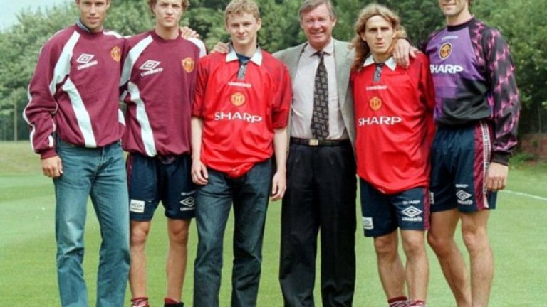 Жорди Кройф (вторият отляво надясно) също не изглежда особено удовлетворен от трансфера си при "червените дяволи". Предвид нивото на показаната от него продукция, сър Алекс може би е имал същото изражение в края на престоя на сина на Йохан Кройф на "Олд трафорд"