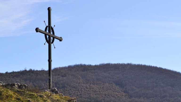 На скалата над параклиса е издигнат метален кръст, който да бди над трънчани.
