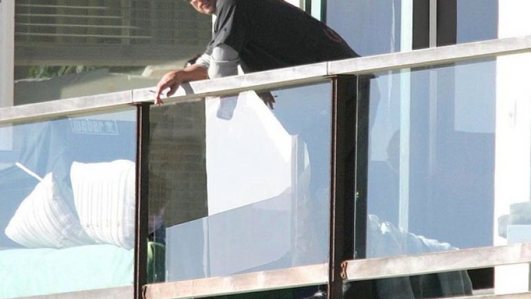 Секс символ, съпруг на Анджелина Джоли, многодетен баща и човек, на когото сякаш нищо човешко не му е чуждо. Брад Пит в по-младите си години, заснет как пуши на балкона на хотелска стая.