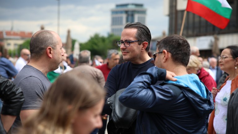 Състоя се нов Поход за мир, замерваха Европейския парламент с червена боя