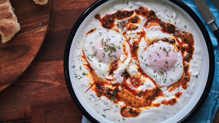 Яйца с лимоново кисело млякоПо-леки и по-свежи от яйцата по панагюрски. За тях кофичка кисело мляко от 500 грама се смесва с кората на един лимон и част от сока му. Подправя се със сол, чесън и копър на ситно и се разбърква добре. Докато вкусовете се смесят, пошираме 4-6 яйца в подсолена вряща вода с лъжица оцет.

Сервираме в дълбока чиния върху киселото мляко и поливаме със запържен в масло червен пипер. Ако поширането на яйца ни се струва твърде трудно, можем да запържим яйцата на тиган с малко олио или зехтин, вкусът почти не се променя.