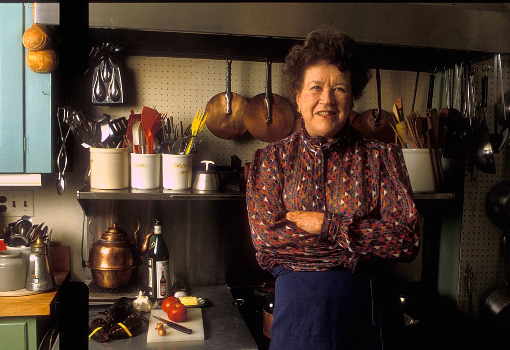 Кулинарният свят винаги е бил доминиран предимно от мъжете. И докато жените готвят гювеч и скучнотии в кухнята, именно мъжете са излизали с имената си като гениални готвачи. Джулия Чайлд обаче не се вписва. Нейният път я води от рекламата, през стратегическите услуги през Втората световна война, до висшата кухня, в която я въвежда съпругът ѝ Пол. Джулия се влюбва във френската кухня (по време на вечеря със стриди и морски език в Руан), а след кaто посещава готварски курсове в школата Le Cordon Bleu се присъединява към женски готварски клуб. Там среща Симон Бек, която работи върху френска готварска книга за американци. Двете подготвят книгата заедно, след което Джулия издава още 20 готварски книги. Увековечена е в кулинарната култура обаче през телевизионното предаване, което води: The French Chef.