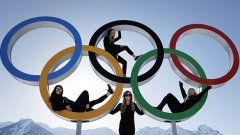 Тимът на Нова Зеландия по сноуборд даде тон за снимки около, върху и в петте олимпийски кръга, които се издигат насред селото на спортистите в Сочи. Фотообективите не изпуснаха кадъра, а и още немалко атрактивни такива.