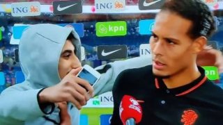 Нахалник налетя на Ван Дайк, но получи само пренебрежение (видео)