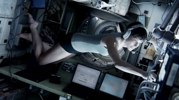  "Гравитация" 

Алфонсо Куарон прави един от малкото филми, които действително си заслужава да гледате в 3D формат. Ако обаче сте го пропуснали на кино, не се колебайте да наваксате сега. Тук няма нови галактики и светове, извънземни и техните цивилизации. 

"Гравитация" е стряскащо реалистичен и държи в напрежение до самия си край, докато ви показва всичко, което може да се обърка, ако сте астронавт в отрития Космос. Филмът печели седем награди "Оскар", включително за режисура и ефекти. Сандра Бълок в ролята на д-р Райън Стоун също заслужаваше отличието.
