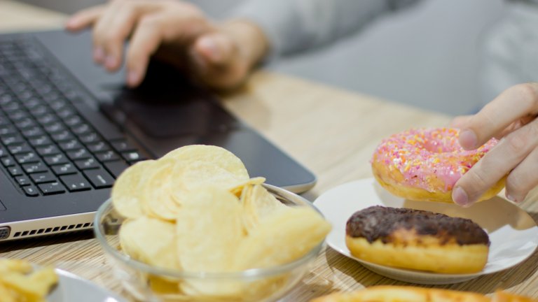 Доста хора посягат към нездравословните храни, особено в пика на работното натоварване.