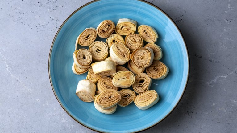 Хрупкави сладки "охлювчета"Тези „охлювчета“ са бързи, лесни и ще станат любимо сладко похапване на всеки у дома. Корите за баница се режат на ленти и се завиват на спирали. Намасляват се с разтопено масло и се поръсват със смес от захар и канела. Пекат се на 180 градуса до приятен загар.
Към поръската може да се прибави ванилия, малко карамфил или други подправки на вкус. „Охлювчетата“ могат и да се сиропират за още по-апетитен завършек.