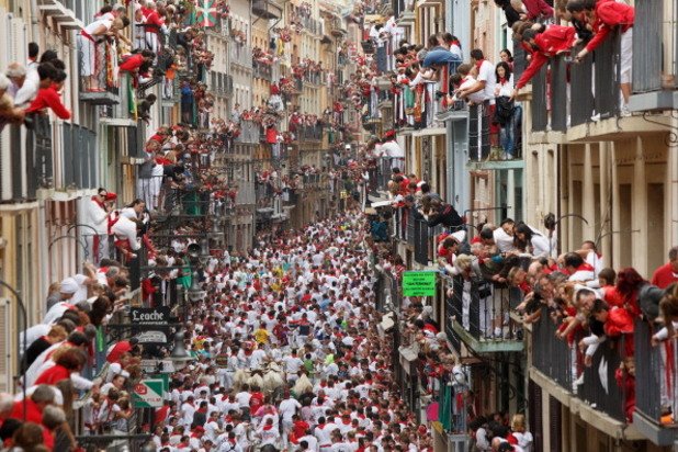 Всяка година хиляди хора се събират в Памплона за фестивала на Сан Фермин, известен с надбяването с бикове по калдъръмените улици на града. Това се случи и на 7 юли 2014 година.