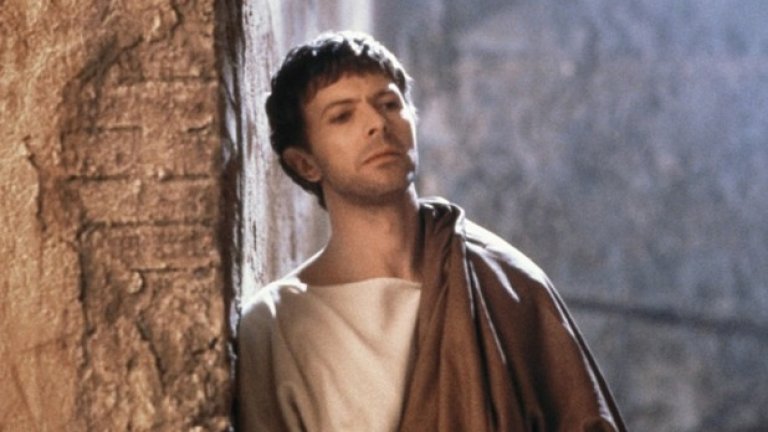 Смъртта на Дейвид Боуи в началото на тази година стана повод да бъде напомняно и неговото участие във филма – като Пилат Понтийски, който има малка, но интересна роля в сюжета. За три минути и половина екранно време Боуи успява да изгради един много практичен, твърд и непоколебим Пилат 