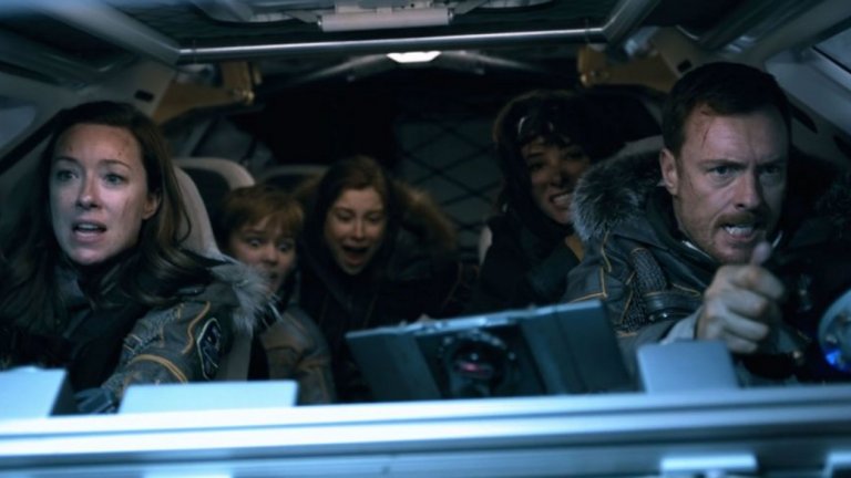 Lost in Space
Още една класика е възродена от Netflix. Този път историята за изгубеното в Космоса семейство ще е по-мрачна от всякога. Корабът на семейство Робънсън катастрофира на непозната планета и те трябва да изпитат както силите и способностите си, така и целостта на семейството си, за да се справят с всички смъртоносни опасности. В главните роли влизат Моли Паркър (House of Cards) и Тоби Стивънс (Black Sails), което звучи повече от обещаващо и може би ще измие кофти спомена за онази грешка с Мат Лебланк. Първият сезон на шоуто е от 10 епизода като се очаква те да излязат на 13 април.